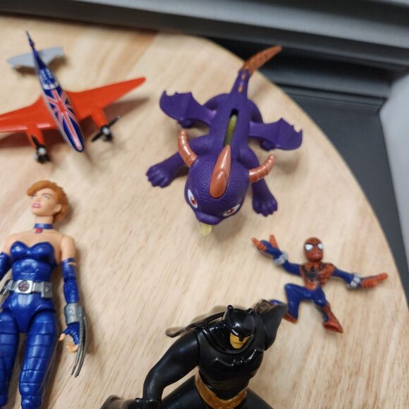 Mixed Toy Lot – Small Figurines, Planes & Bikes - Picture 3 of 9